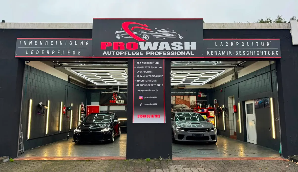 PROWASH Werkstatt: Aufbereitungshalle mit zwei Fahrzeugen unter LED-Inspektionslicht